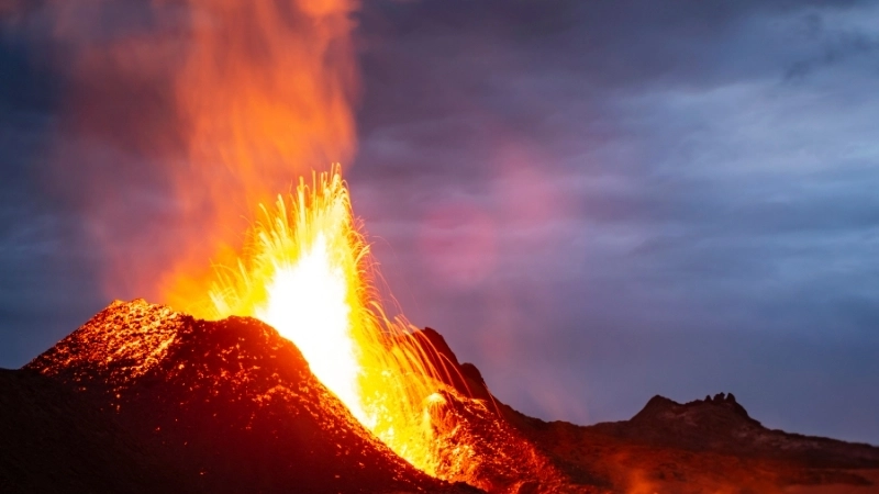 Sự trượt của mảng kiến tạo tại ranh giới hội tụ, cho thấy quá trình magma hình thành và nổi lên.