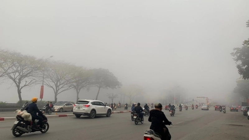 Sương mù Hà Nội vào sáng sớm tạo nên khung cảnh lãng mạn nhưng cũng ảnh hưởng đến giao thông