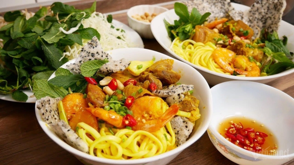 Thưởng thức món Mì Quảng Nhung khi đến biển Nguyễn Tất Thành
