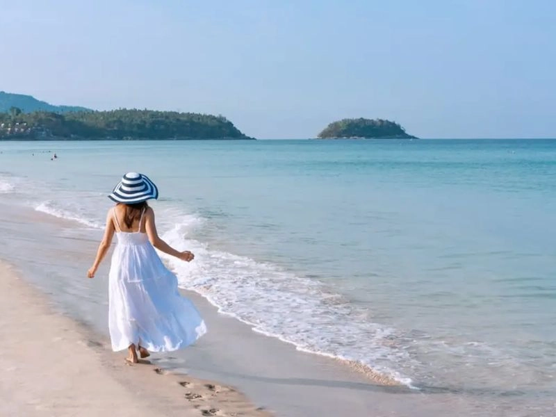 Hòa mình vào thiên nhiên với tắm biển và dạo chơi ven bờ
