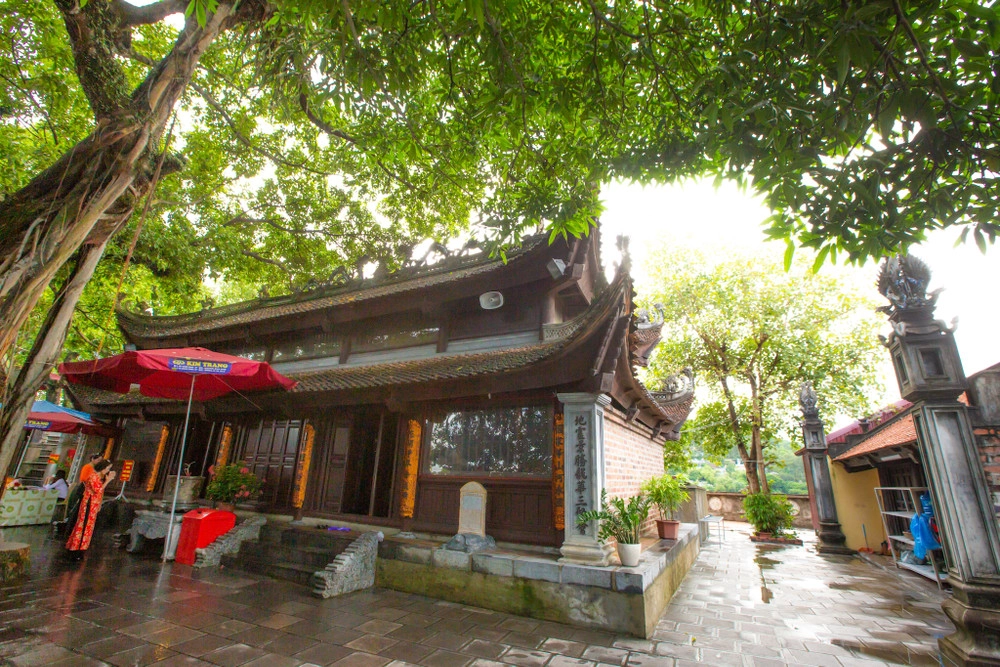 Địa linh nổi tiếng là đền Tọa Sơn cổ kính