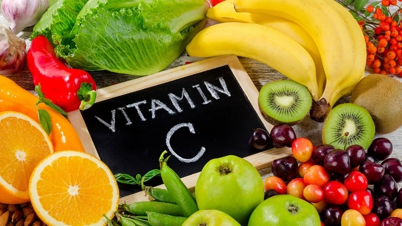 Vitamin C giúp tăng miễn dịch và hấp thụ khoáng chất