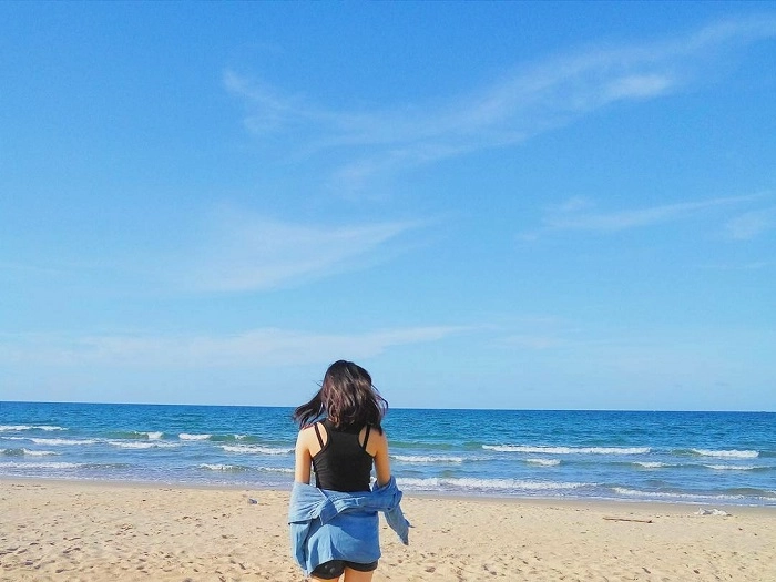 Thả mình tắm biển trong làn nước trong xanh