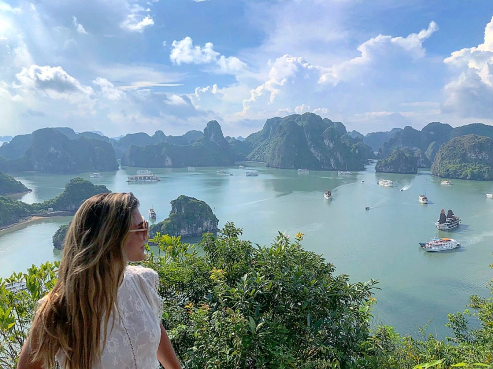 Đừng quên leo lên đỉnh núi Titop ngắm toàn cảnh vịnh