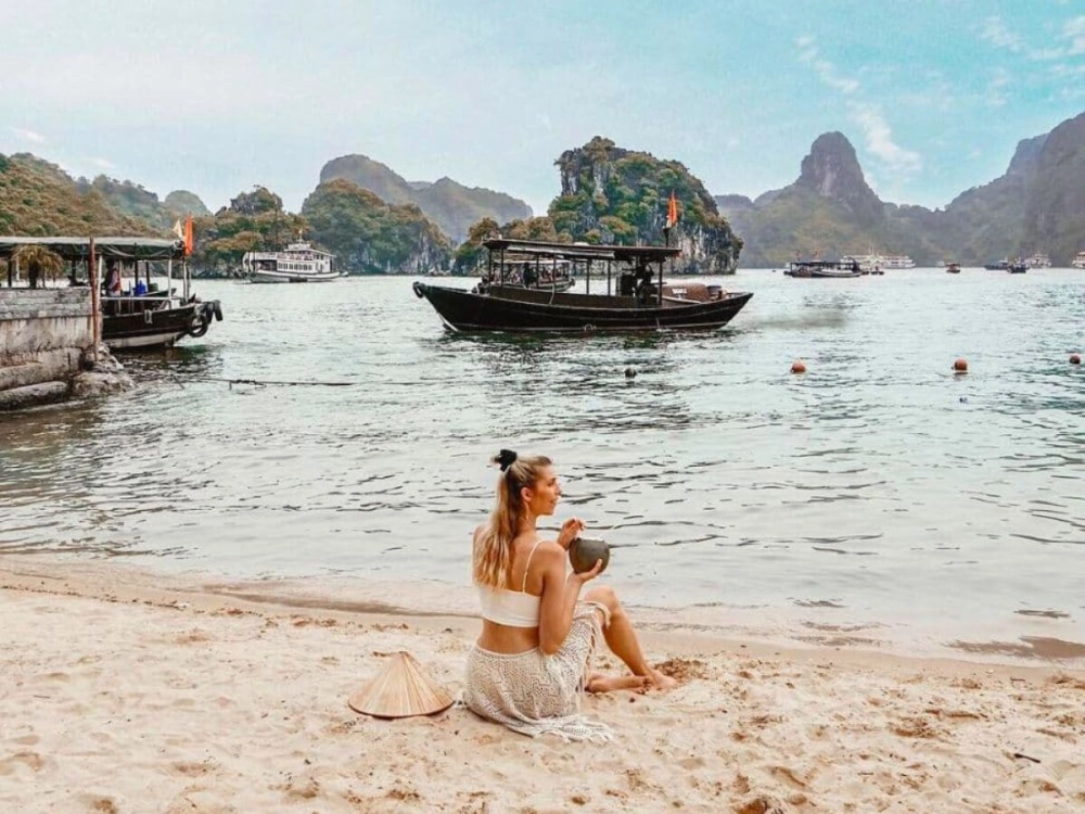 Thả mình tắm biển tại bãi cát hình vầng trăng