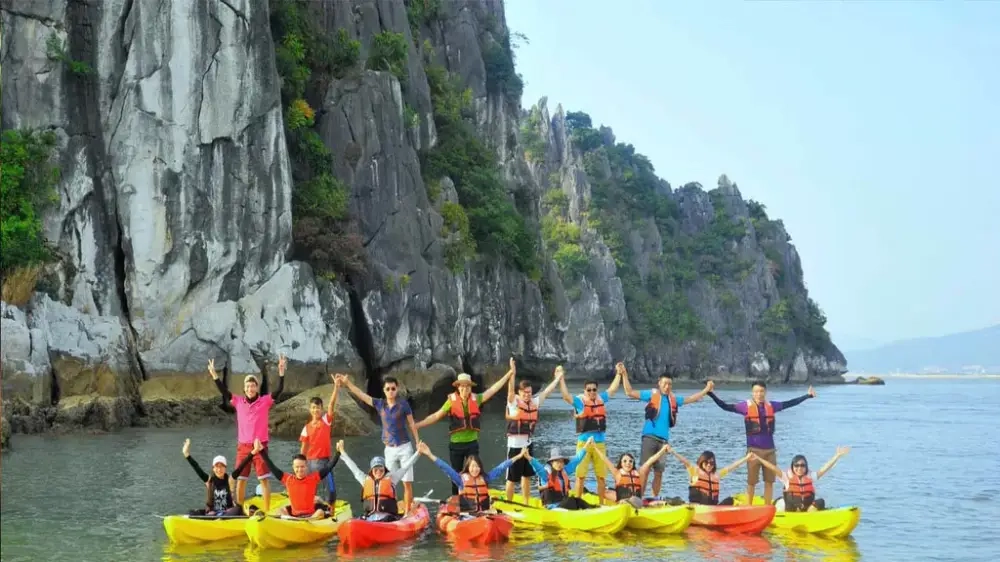 Đừng bỏ lỡ chèo kayak khám phá vịnh xanh