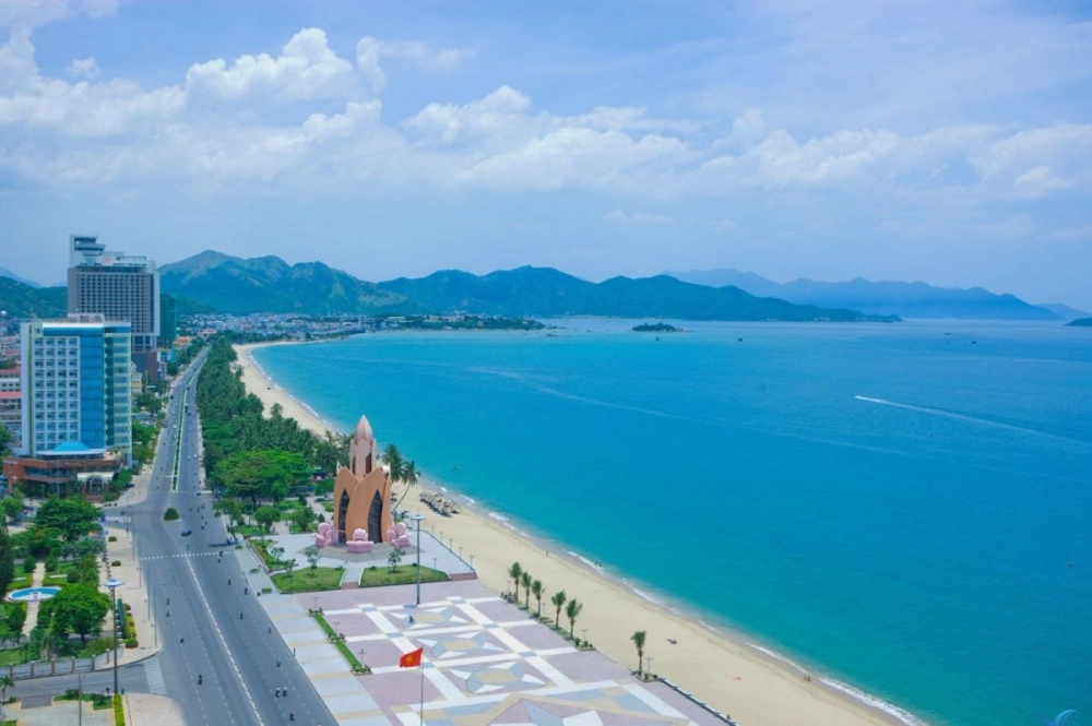 Bãi biển Trần Phú có vị trí và cảnh quan ấn tượng thu hút