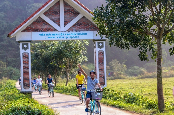 Đi thuyền đến làng Việt Hải từ bãi biển Tùng Thu tuyệt đẹp