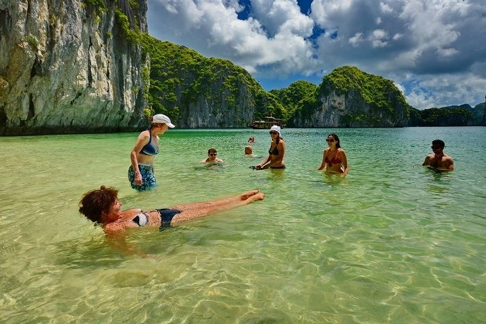 Đừng bỏ lỡ trải nghiệm tắm biển giữa thiên nhiên xanh trong