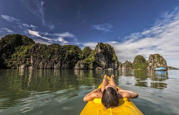 Thú vị với hoạt động chèo thuyền kayak khám phá hang động