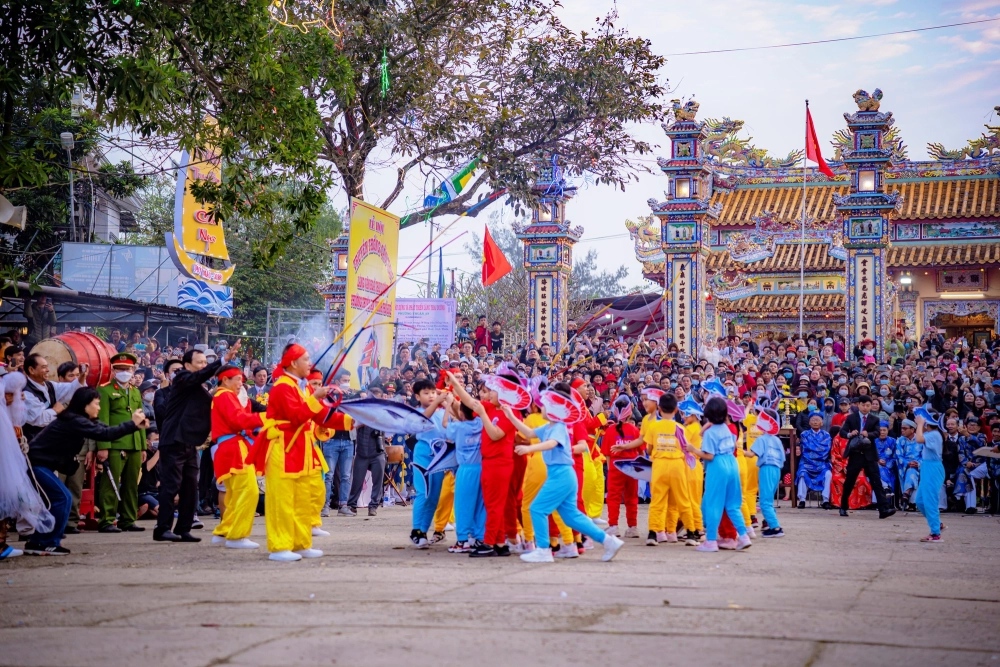 Náo nhiệt cùng tham gia lễ hội cầu ngư sôi động