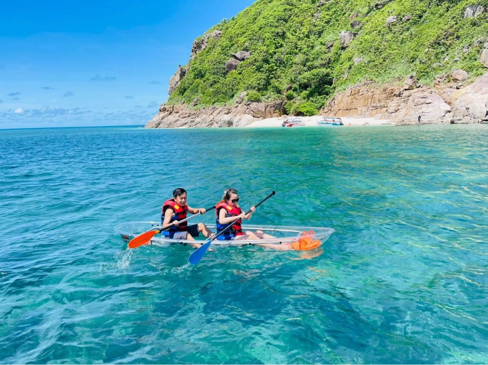 Trải nghiệm chèo thuyền kayak đầy thú vị trên biển xanh