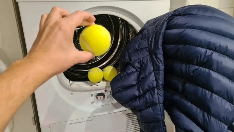  Xử lý áo khoác lông vũ bị xẹp lông với bóng tennis.