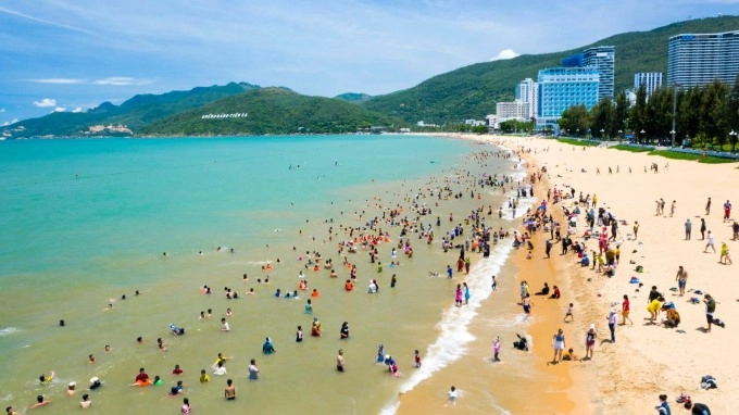 Giải nhiệt mùa hè với tắm biển và thư giãn dưới làn nước mát lạnh