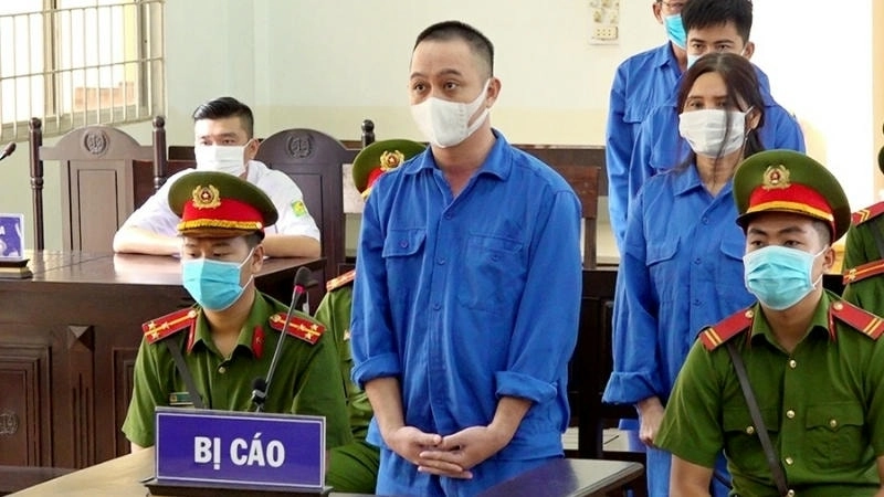  Bị cáo đứng trước vành móng ngựa, đối diện với phiên tòa xét xử 