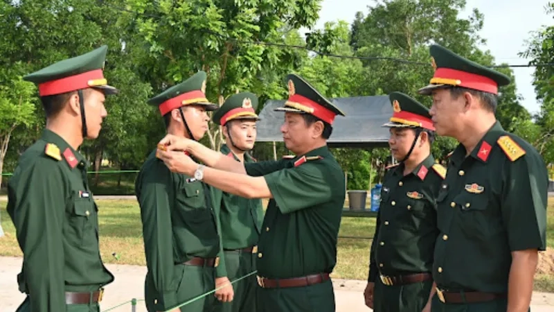 Cấp bậc bộ đội Việt Nam cấp tá thường có thêm vạch vàng dưới các sao, thể hiện sự khác biệt rõ rệt
