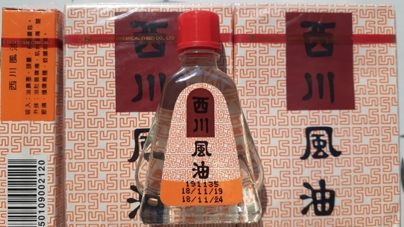 Dầu Siang Pure Oil thật có chất dầu trong, mượt, mang lại cảm giác mát dịu khi thoa lên da