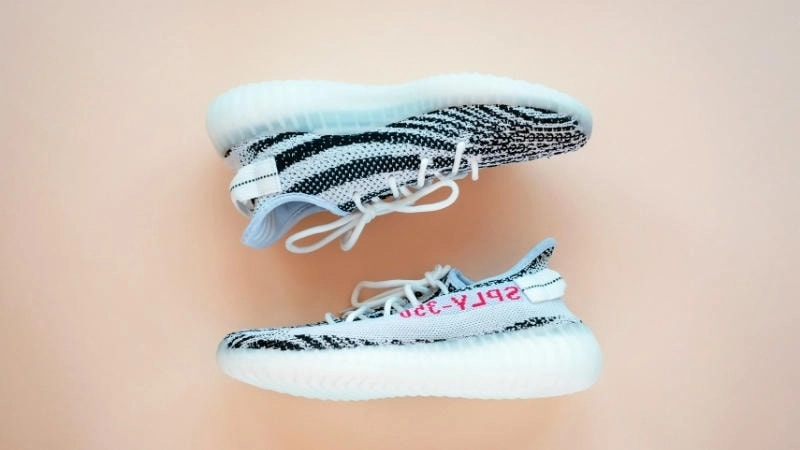  Đường may tỉ mỉ và chắc chắn trên một đôi giày Adidas chính hãng