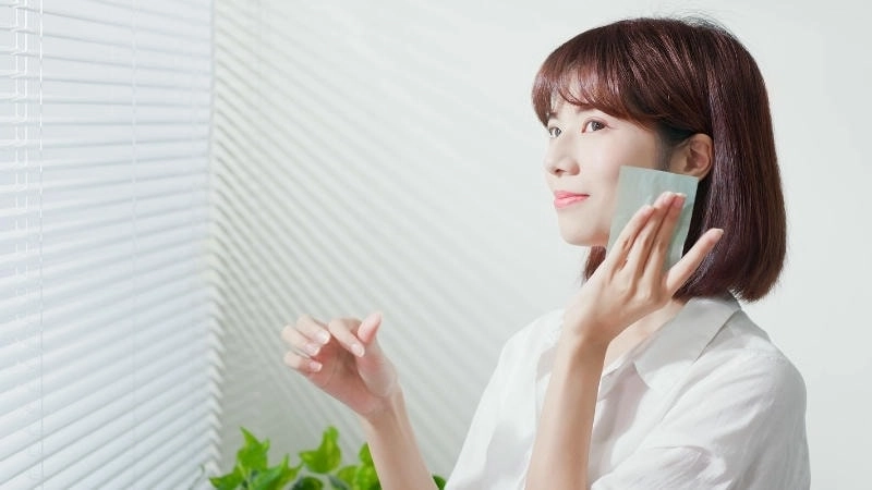 Giấy thấm dầu sạch cho thấy da khô thiếu ẩm