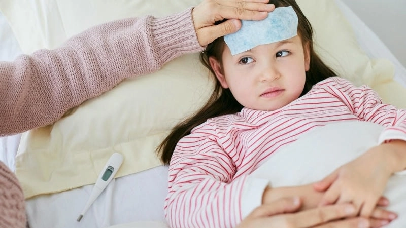 Khi trẻ có biểu hiện sốt cao không hạ thì nên đưa đi bác sĩ sớm