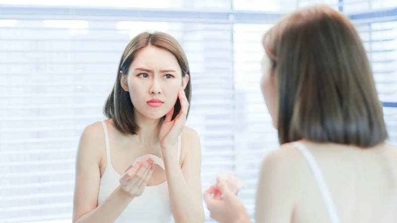 Lớp trang điểm trên da dầu thường khó bám, dễ trôi, loang lổ