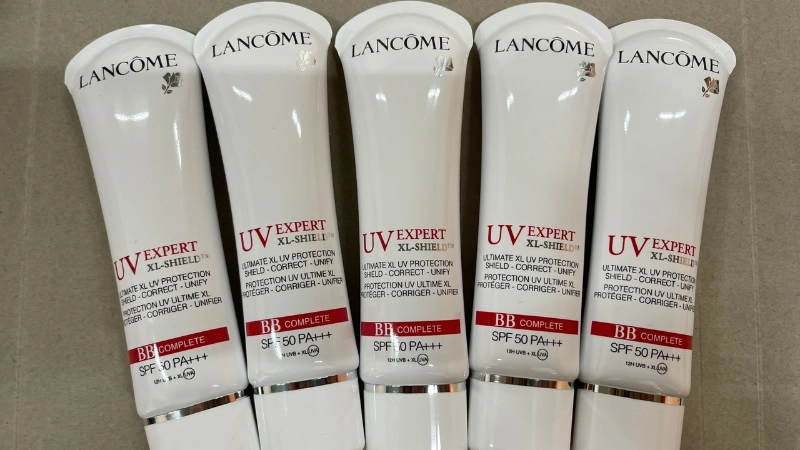 Mã vạch và thông tin trên bao bì giúp bạn phân biệt kem chống nắng Lancome thật giả dễ dàng