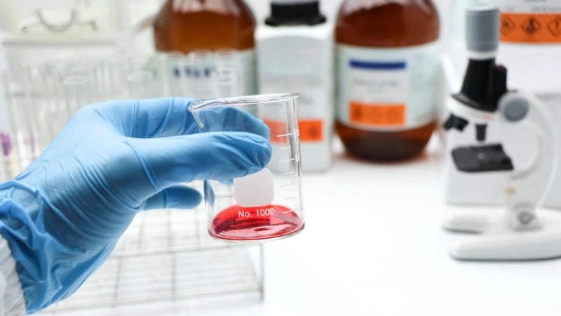 Phenol chuyển sang màu tím hoặc xanh, đỏ