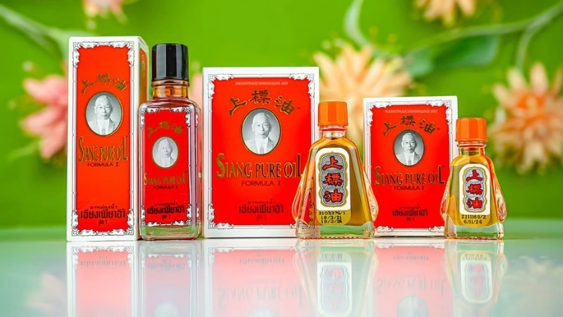 So sánh bao bì dầu Siang Pure Oil thật giả để thấy sự khác biệt về chất liệu và màu sắc in ấn