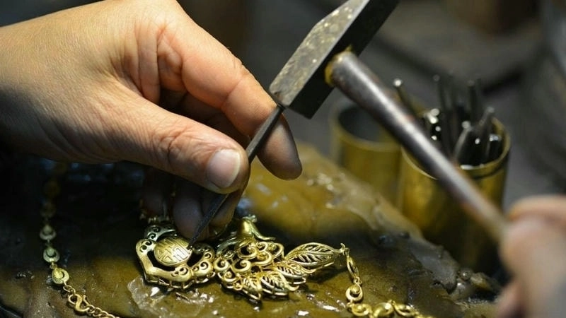 Vàng là kim loại mềm dẻo, dễ bị biến dạng hơn đồng